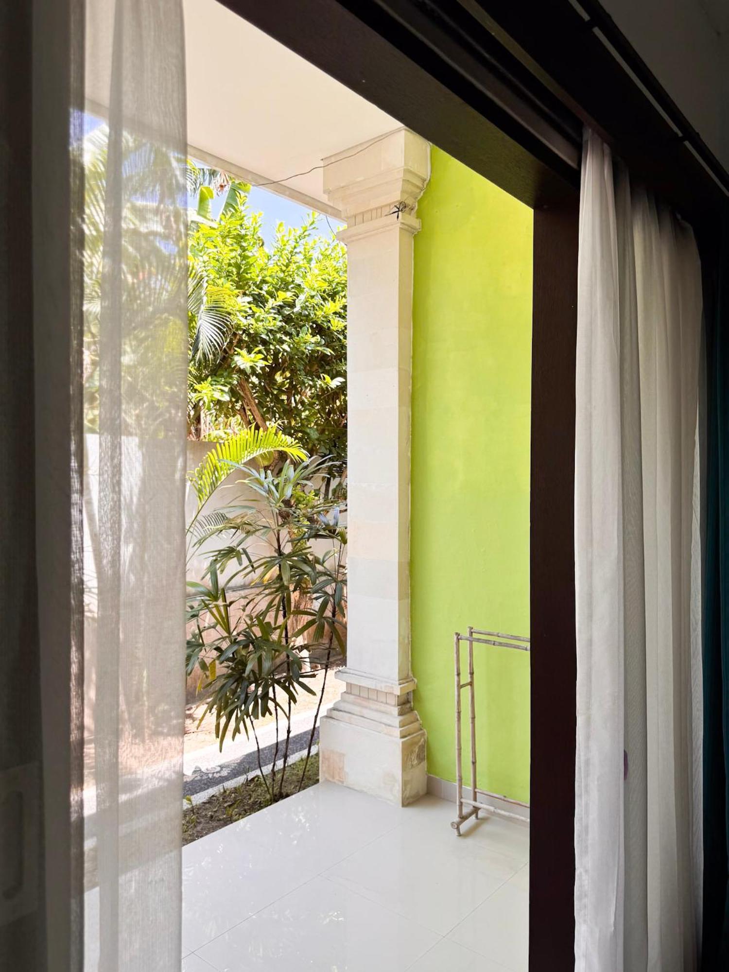 Urban Jungle Beach House Canggu  Ngoại thất bức ảnh