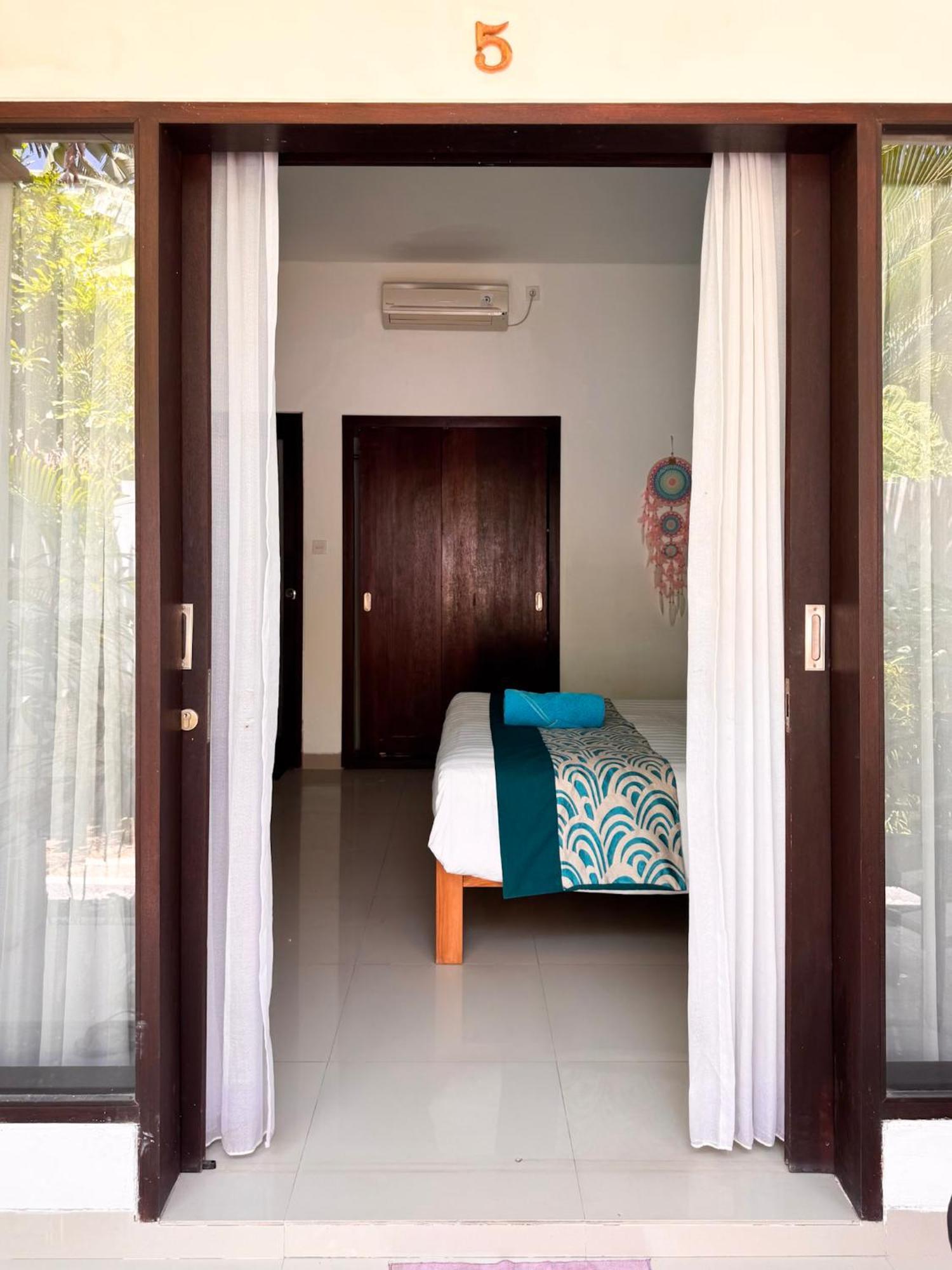 Urban Jungle Beach House Canggu  Ngoại thất bức ảnh